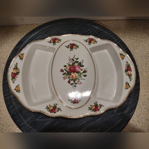 👍 Royal Albert Old Country Roses Divided Dish . C1 (2-3) - Picture 1 of 5